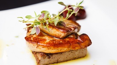 Escalopes de foie gras, compotée d’oignons & grains de cassis
