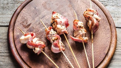 Mini-brochettes de Saint-Jacques à la poitrine fumée